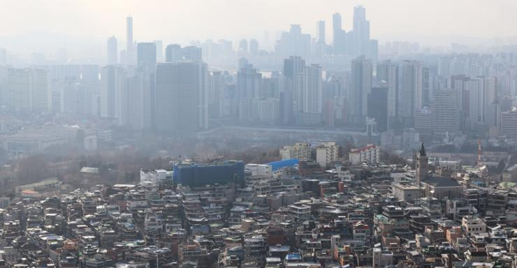 Các tòa nhà cao tầng lấp ló trên những ngôi nhà nhỏ hơn nhìn từ Núi Nam ở trung tâm Seoul. Ảnh: Yonhap