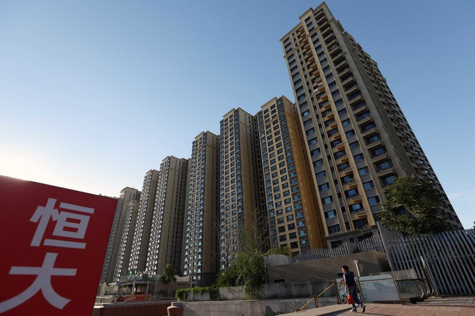 Biển hiệu Evergrande gần các tòa nhà dân cư tại khu chung cư Evergrande ở Bắc Kinh, Trung Quốc ngày 27 tháng 9 năm 2023. Ảnh: Reuters