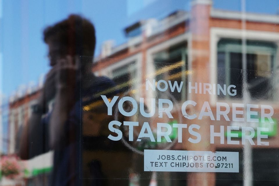 Một nhà hàng Chipotle quảng cáo đang tuyển dụng ở Cambridge (Massachusetts, Hoa Kỳ), ngày 28 tháng 8 năm 2023. Ảnh: Reuters