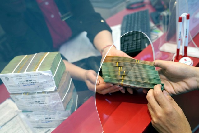 Lãi suất liên ngân hàng tăng phi mã, doanh nghiệp lãnh đòn vì vi phạm công bố thông tin trái phiếu