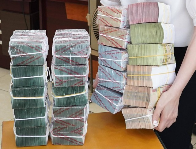 Sốt đổi tiền lì xì với mức phí chóng mặt, thị trường chứng khoán nghỉ Tết 5 phiên.