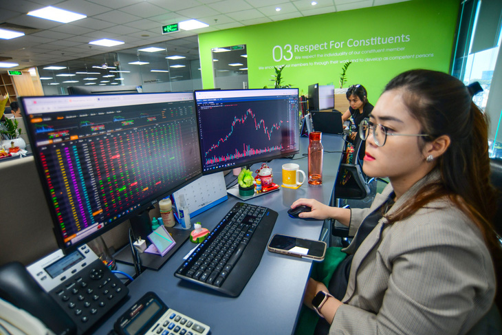 Thị trường Tết Doanh thu áo dài giảm 22%, chứng khoán khởi sắc tăng 125.000 tài khoản