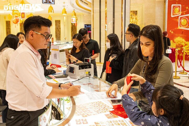 Vàng nhẫn lập kỷ lục mới ngày vía Thần Tài, Vietjet đón tàu bay thứ 105.