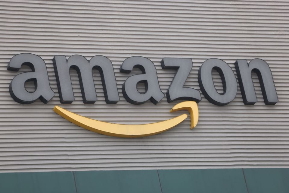 Cổ phiếu của Amazon cũng tăng 8% sau khi công ty vượt qua kỳ vọng doanh thu quý tháng 12. Ảnh: Reuters