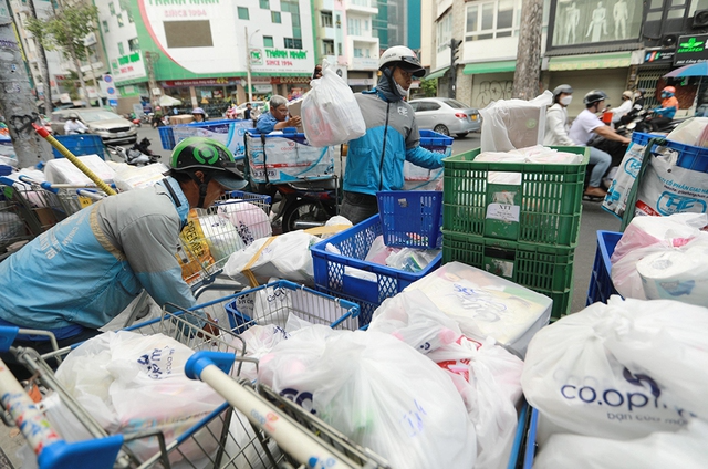 Nhiều kho hàng của các hãng vận chuyển hiện trong tình trạng quá tải, hàng hóa tràn ra cả lề đường. Ảnh minh họa: Thanh Niên