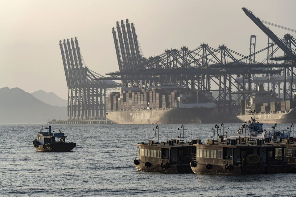  Nhân viên ngân hàng NongHyup Hàn Quốc biển thủ 8,2 triệu USD; xuất khẩu Trung Quốc tăng vượt dự kiến